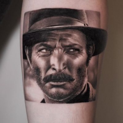 Un portrait réaliste signé Inzi Tattoo réalisé par Inzi