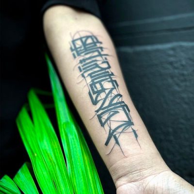 Tatouage calligraphie moderne sur le bras réalisé par Aether à Marseille